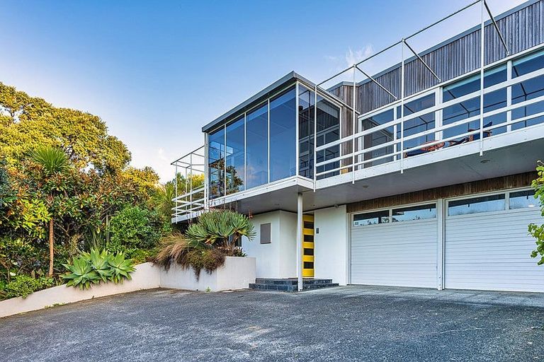 Photo of property in 28 Chelverton Terrace, Red Beach, 0932