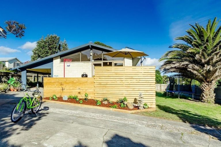 Photo of property in 1 Freyberg Crescent, Waikanae Beach, Waikanae, 5036