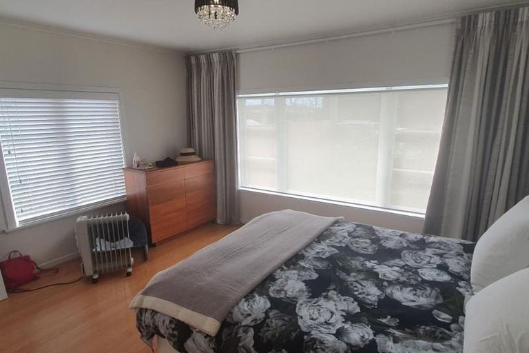 Photo of property in 6 Yeovil Road, Te Atatu Peninsula, Auckland, 0610