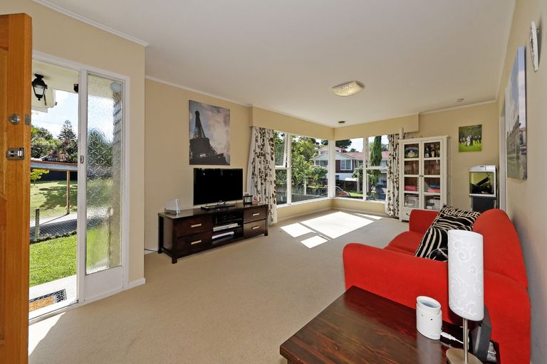 Photo of property in 79 La Rosa Street, Green Bay, Auckland, 0604