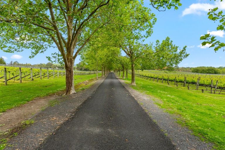 Photo of property in 744 Waitakere Road, Kumeu, 0891