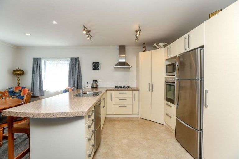 Photo of property in 5a Simons Street, Moturoa, New Plymouth, 4310