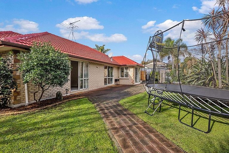 Photo of property in 16 Semillon Avenue, Henderson, Auckland, 0612