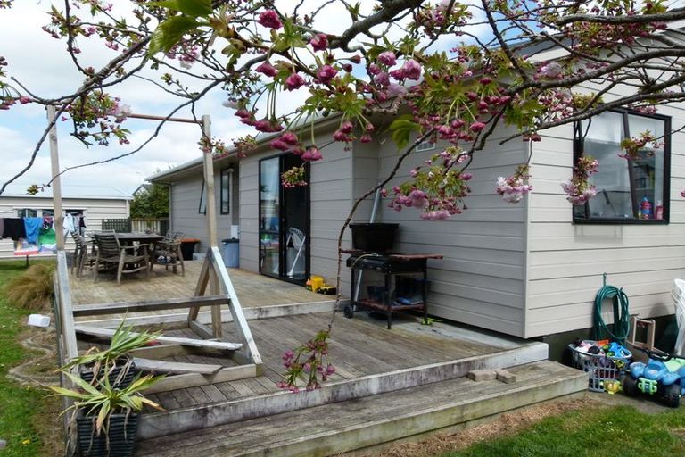 Photo of property in 21 Peppertree Glade, Kelvin Grove, Palmerston North, 4414