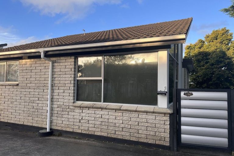 Photo of property in 1/307 Wairau Road, Totara Vale, Auckland, 0627