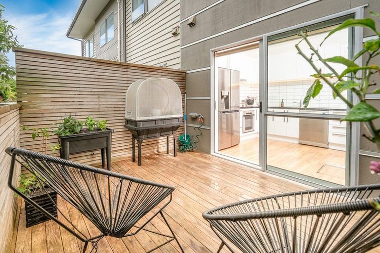 Photo of property in 2/123 The Parade, Island Bay, Wellington, 6023