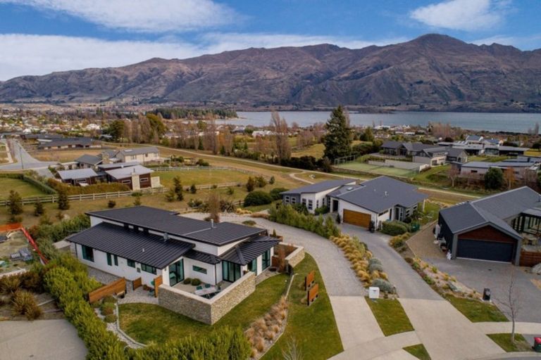 Photo of property in 5 Valley Crescent, Wanaka, 9305