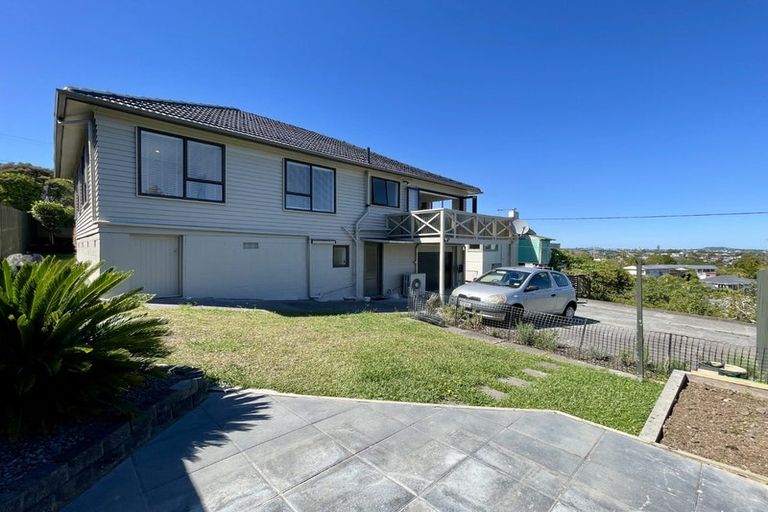 Photo of property in 2/5 Howard Road, Northcote, Auckland, 0627