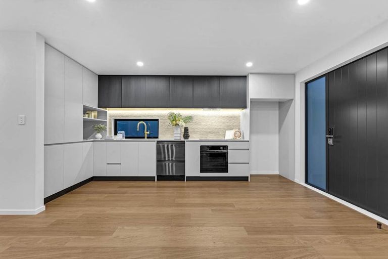 Photo of property in 21e Knights Road, Rothesay Bay, Auckland, 0630