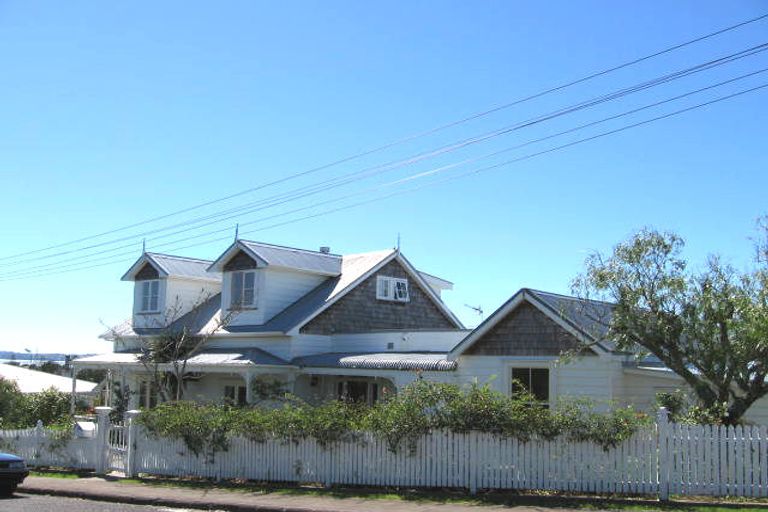 Photo of property in 2 Fowey Avenue, Te Atatu South, Auckland, 0610