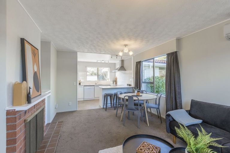 Photo of property in 15 Rosebank Grove, Waikanae, 5036