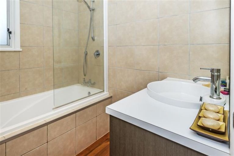 Photo of property in 168 Cascades Road, Pakuranga Heights, Auckland, 2010