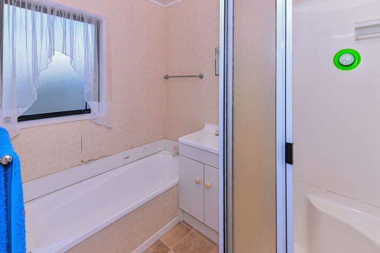 Photo of property in 84 Sykes Road, Weymouth, Auckland, 2103