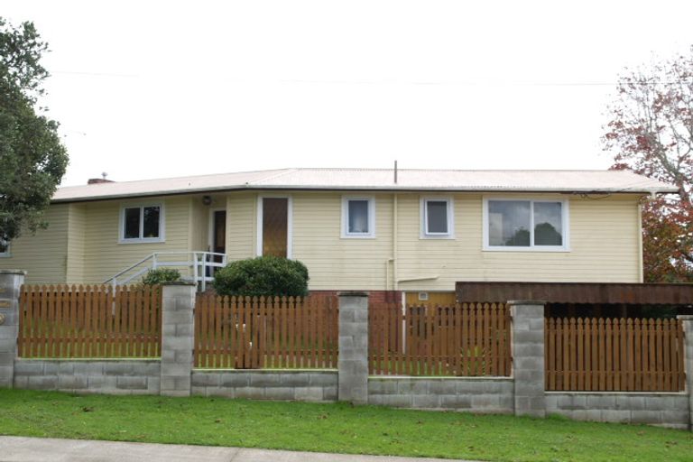 Photo of property in 36 Trelawn Place, Cockle Bay, Auckland, 2014