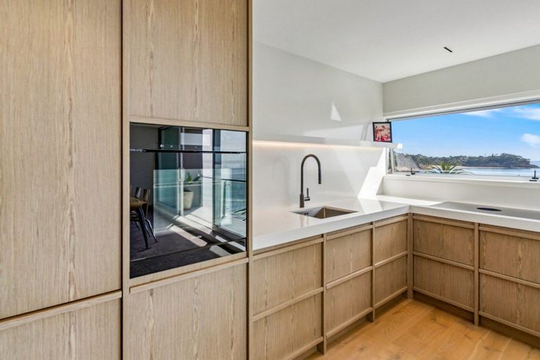 Photo of property in Seaview Apartments, 13/64 Milford Road, Milford, Auckland, 0620