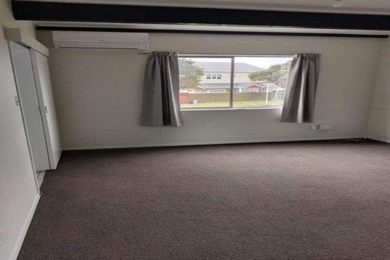 Photo of property in 112 Akaroa Drive, Maupuia, Wellington, 6022