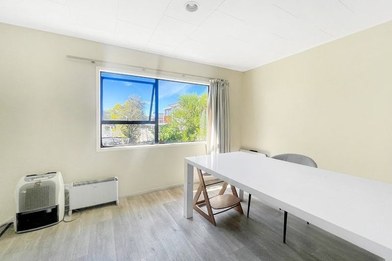 Photo of property in 6 Santiago Crescent, Unsworth Heights, Auckland, 0632