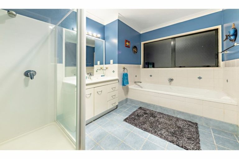 Photo of property in 8 Atlantic Place, Goodwood Heights, Auckland, 2105