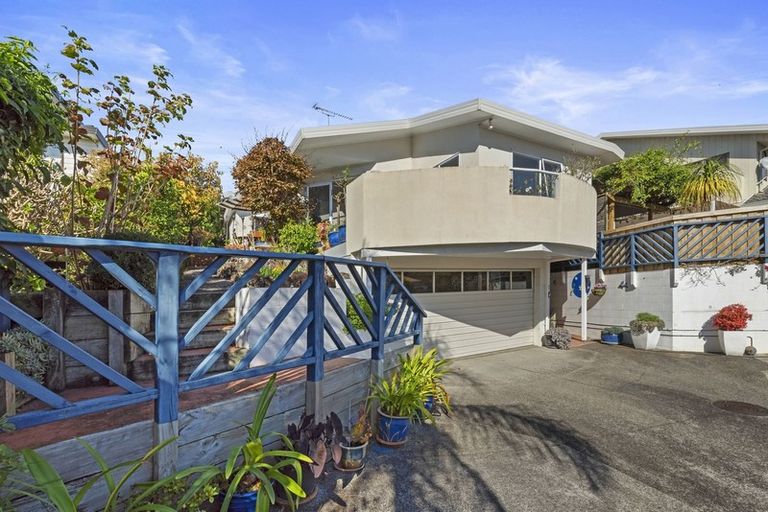 Photo of property in 2/3 Tiri View Place, Waiake, Auckland, 0630