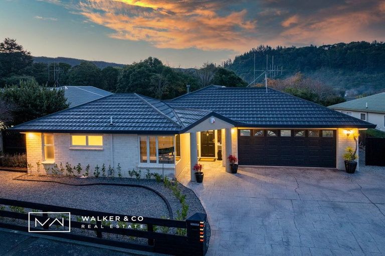 Photo of property in 28 Carlow Grove, Birchville, Upper Hutt, 5018