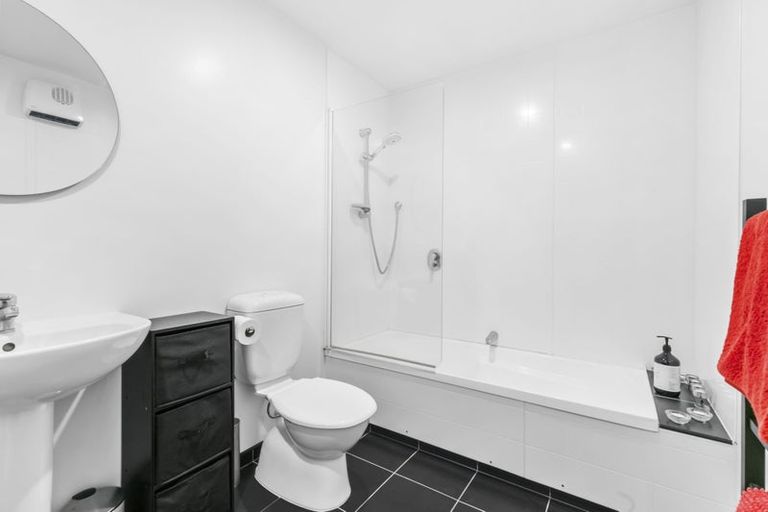 Photo of property in Stadium Garden Flats, 319/107 Thorndon Quay, Pipitea, Wellington, 6011