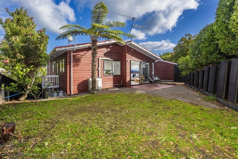Photo of property in 2/17 Greenvalley Rise, Glenfield, Auckland, 0629