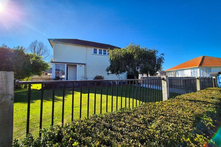 Photo of property in 35 Ross Crescent, Fairfield, Hamilton, 3214