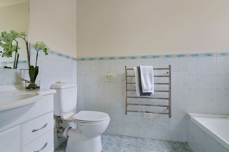 Photo of property in 37a Parr Terrace, Castor Bay, Auckland, 0620