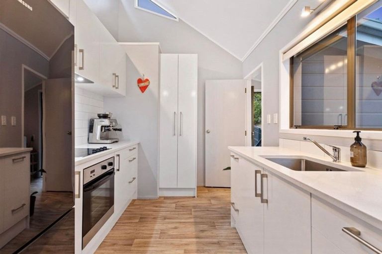 Photo of property in 15a Bridge Avenue, Te Atatu South, Auckland, 0610