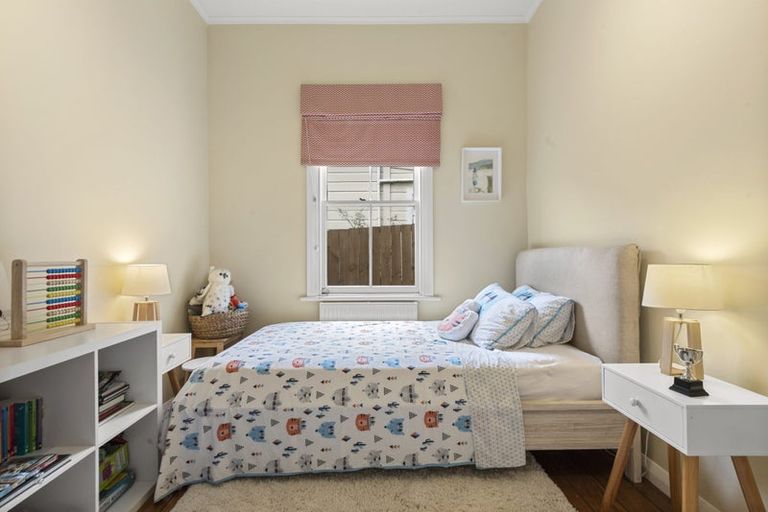 Photo of property in 12 Rixon Grove, Mount Victoria, Wellington, 6011