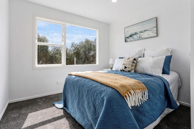 Photo of property in 2/4202a Great North Road, Glendene, Auckland, 0602