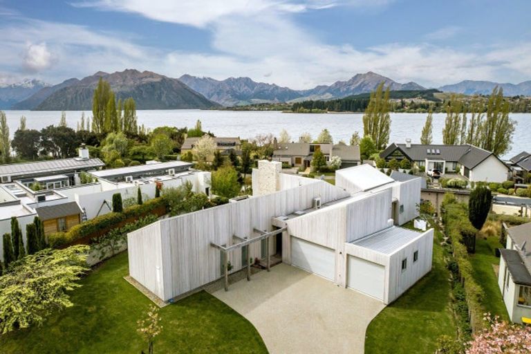 Photo of property in 14 Sunrise Bay Drive, Wanaka, 9305