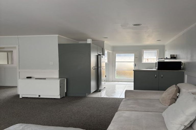 Photo of property in 1/10 Agincourt Street, Glenfield, Auckland, 0629