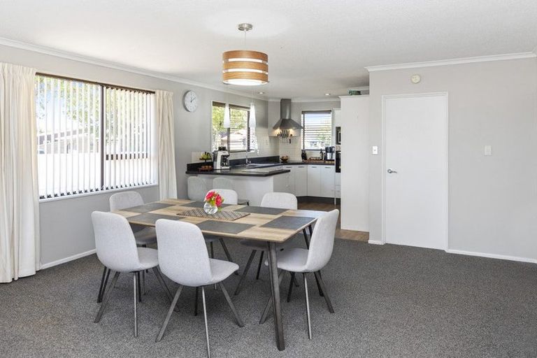 Photo of property in 4 Sonning Place, Redwood, Christchurch, 8051