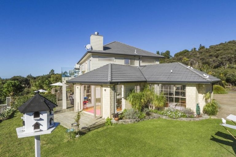 Photo of property in 121 Wade River Road, Stanmore Bay, Whangaparaoa, 0932