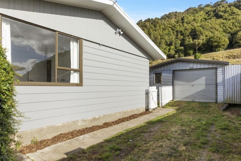 Photo of property in 43b Hartford Crescent, Totara Park, Upper Hutt, 5018