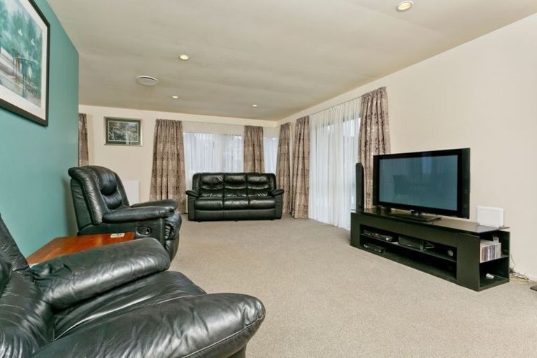 Photo of property in 2/19 Sapphire Place, Bayview, Auckland, 0629