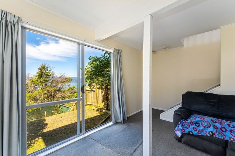 Photo of property in 9a Edgecombe Street, Newlands, Wellington, 6037