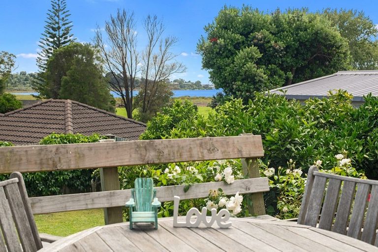 Photo of property in 4 Waikareao Way, Brookfield, Tauranga, 3110