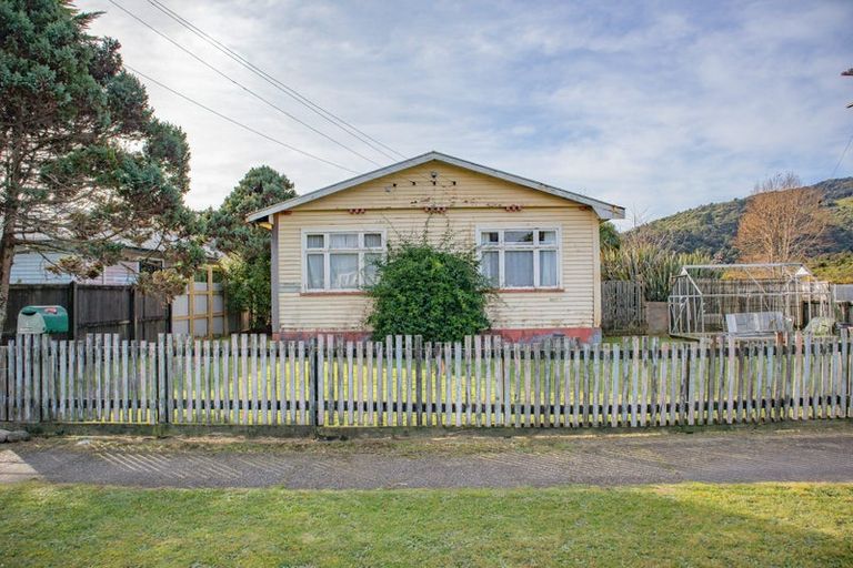 Photo of property in 11 Geraldine Street, Greymouth, 7805