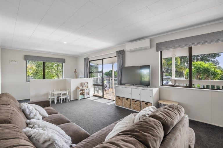 Photo of property in 8 Leaming Place, Clarks Beach, 2122