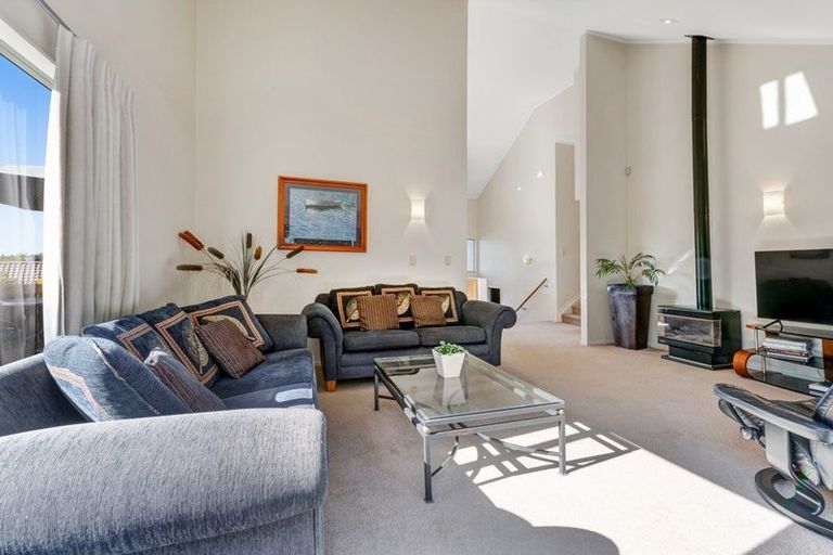 Photo of property in 5 Rifleman Rise, Unsworth Heights, Auckland, 0632