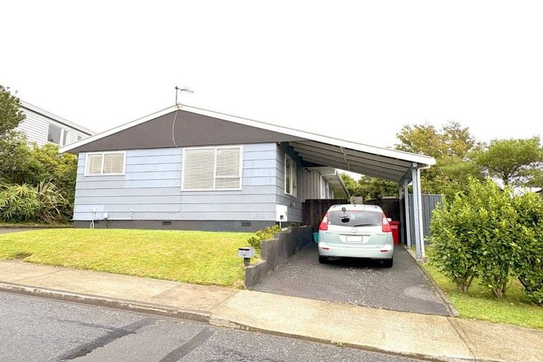 Photo of property in 19a Colchester Crescent, Newlands, Wellington, 6037