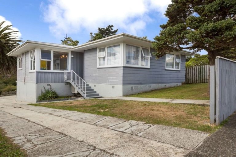 Photo of property in 124 Driver Crescent, Cannons Creek, Porirua, 5024