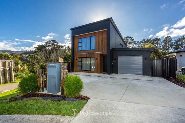 Photo of property in 22 Rewarewa Way, Timberlea, Upper Hutt, 5018