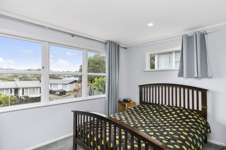 Photo of property in 8 Bellringer Crescent, Newlands, Wellington, 6037