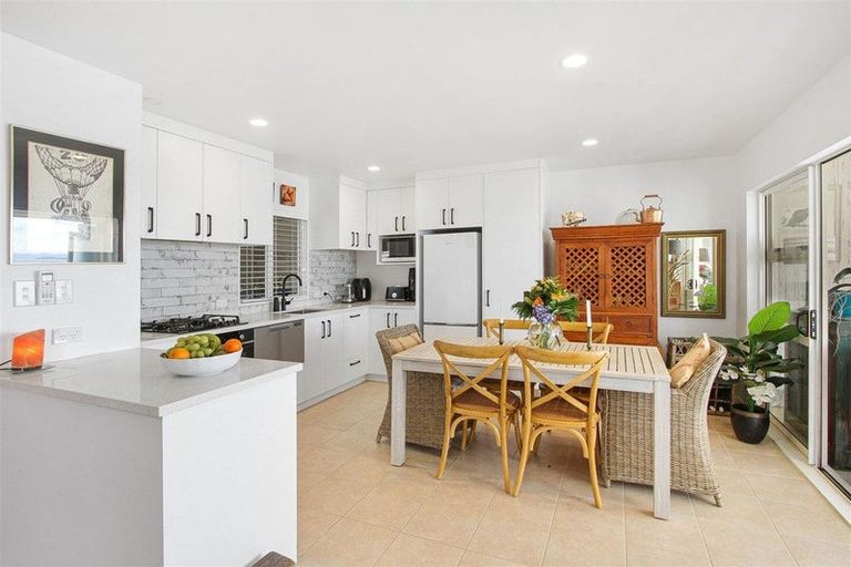 Photo of property in 28 Crispe Road, Clarks Beach, 2122