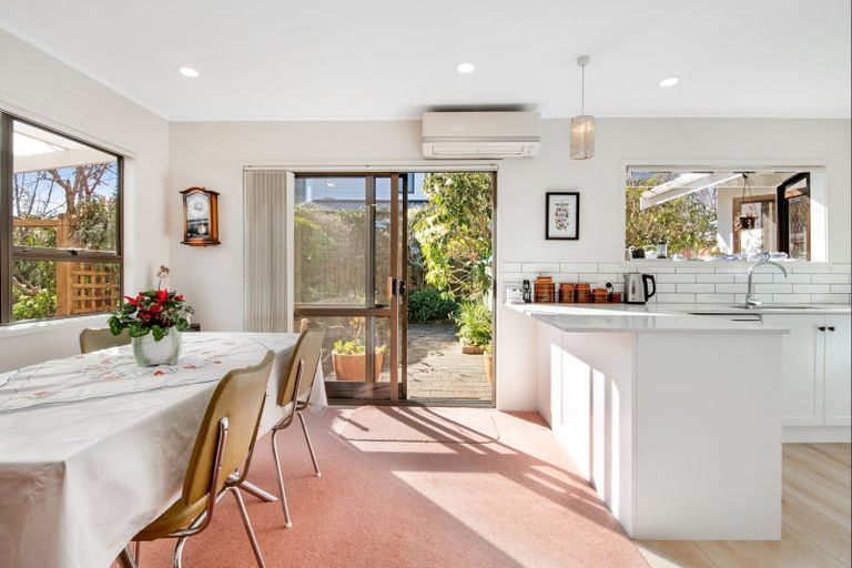 Photo of property in 5 Edgewater Grove, Orewa, 0931