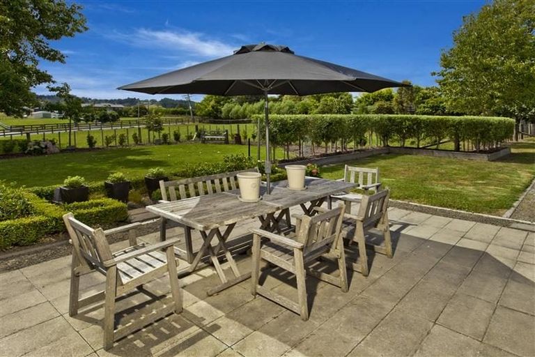 Photo of property in 98 Koraha Road, Kumeu, 0892