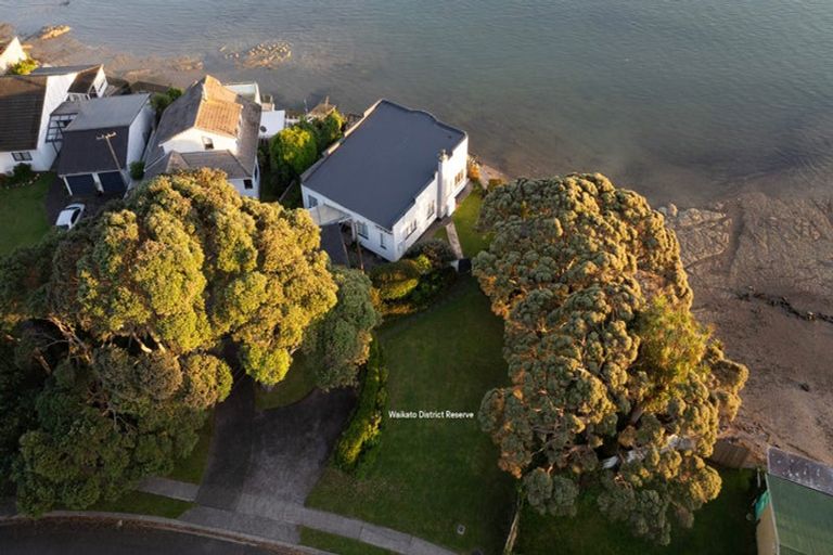 Photo of property in Wallis Street, Raglan, 3225